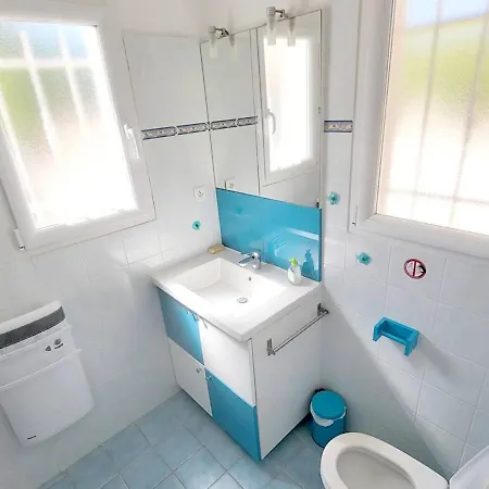 Superbe T5 Climatisee Avec Piscine Privative Et Garage A Holiday home Six-Fours-les-Plages