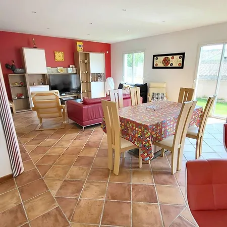 Holiday home Superbe T5 Climatisee Avec Piscine Privative Et Garage A Six-Fours-les-Plages